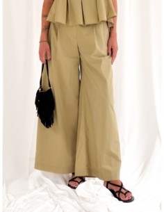 Pantalone ampio con pinces