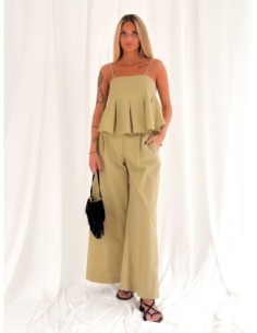 Top a canotta crop con faldoni